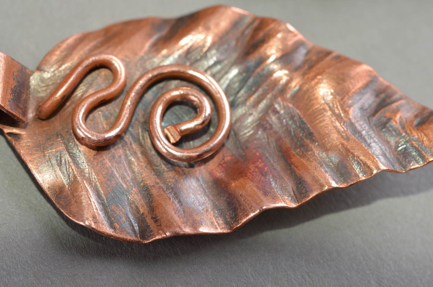 Boucles d'oreilles feuilles en cuivre faites main pendantes forgeage à chaud photo 5