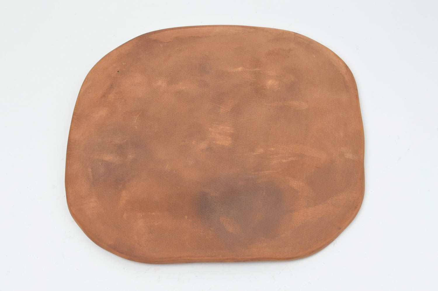 Assiette carrée à bords arrondis en argile faite main avec motif en relief photo 4