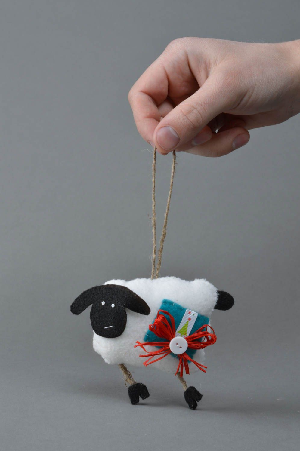 Petit jouet de suspension en feutre fait main en forme de mouton blanc photo 1