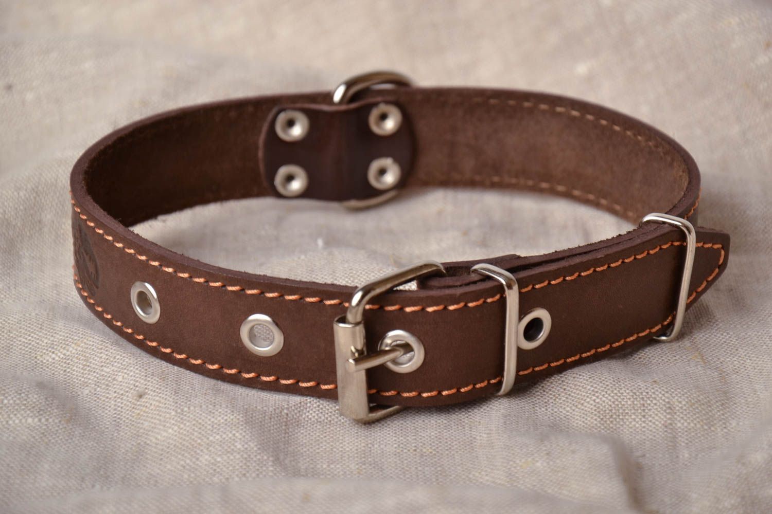 Leather dog collar with embossing photo 1