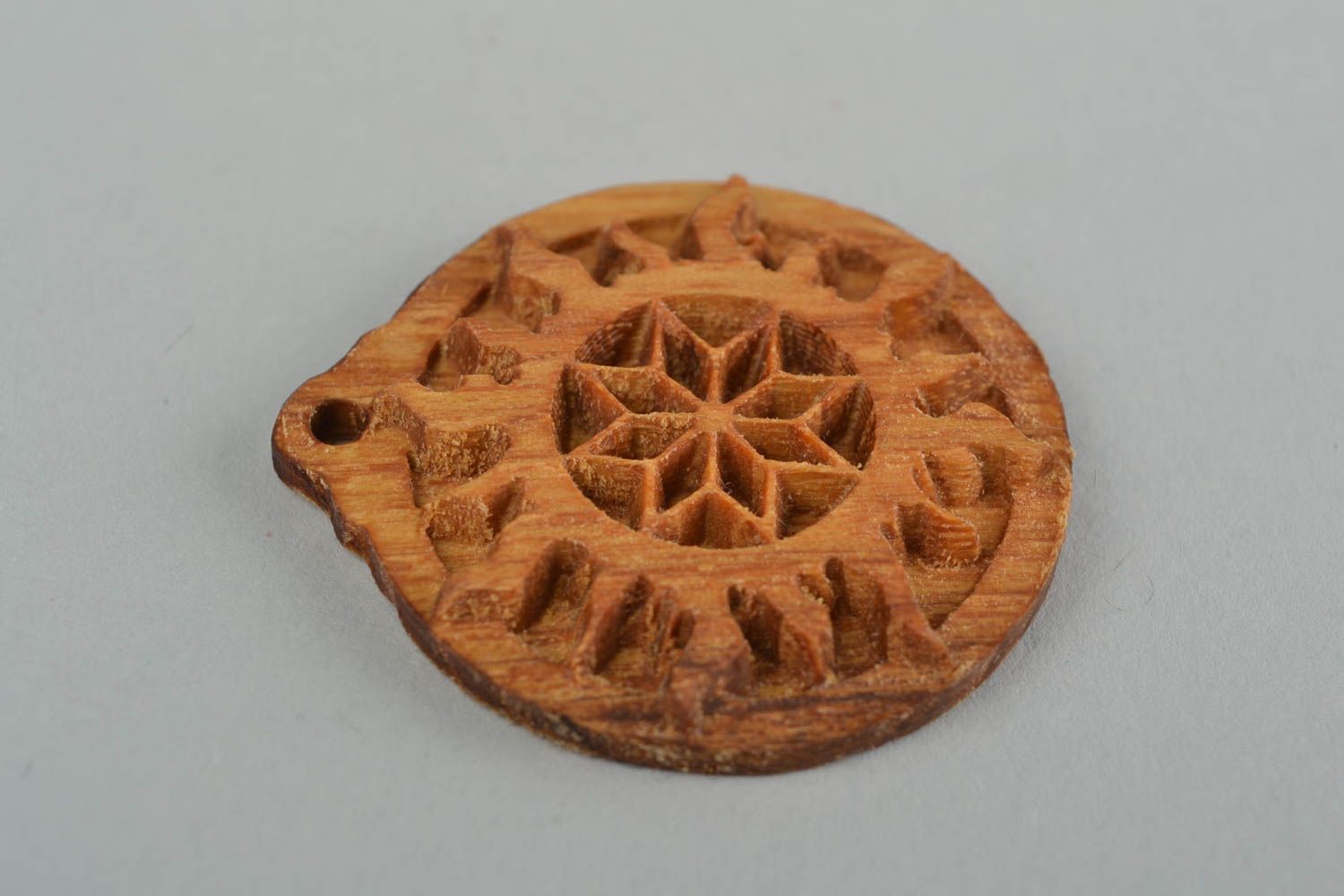 Slawischer runder künstlerischer Amulett Anhänger aus Holz handmade Alatyr foto 4