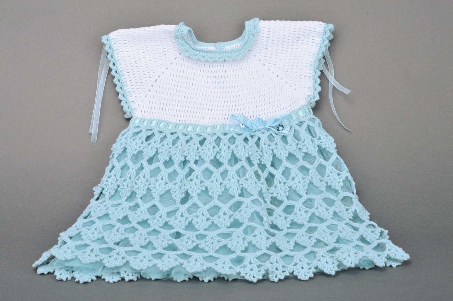 Gehäkeltes Kleid für Kinder aus Baumwolle hellblau für Mädchen handmade schön foto 2