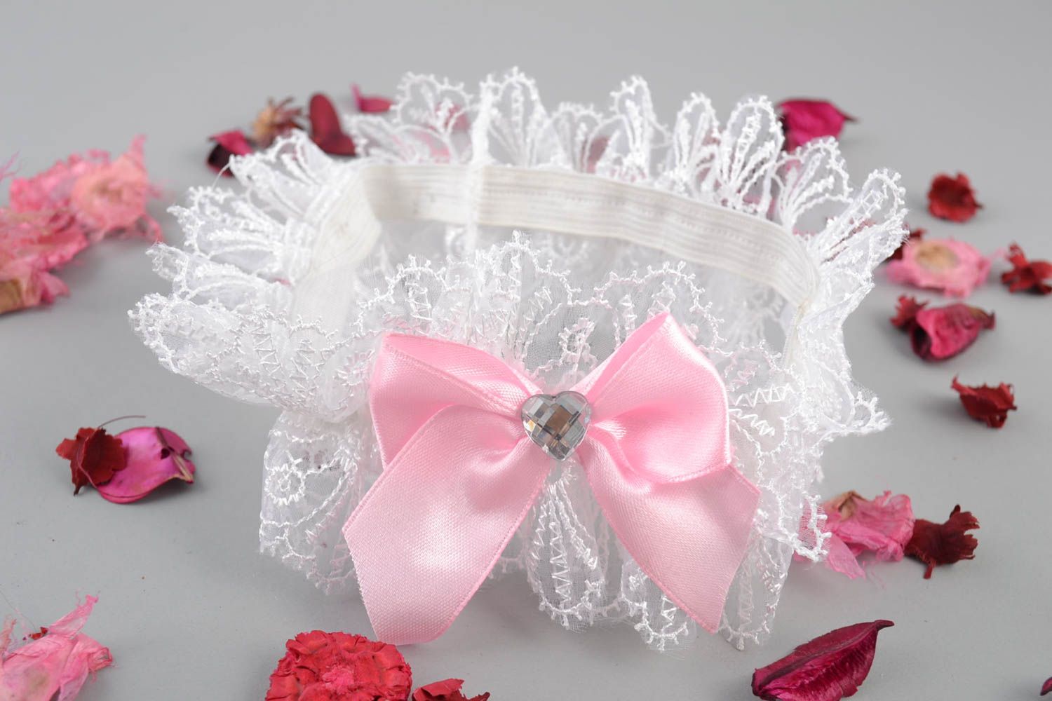 Свадебная подвязка невесты из атласа и гипюра белая с розовым бантиком хэнд мэйд фото 1