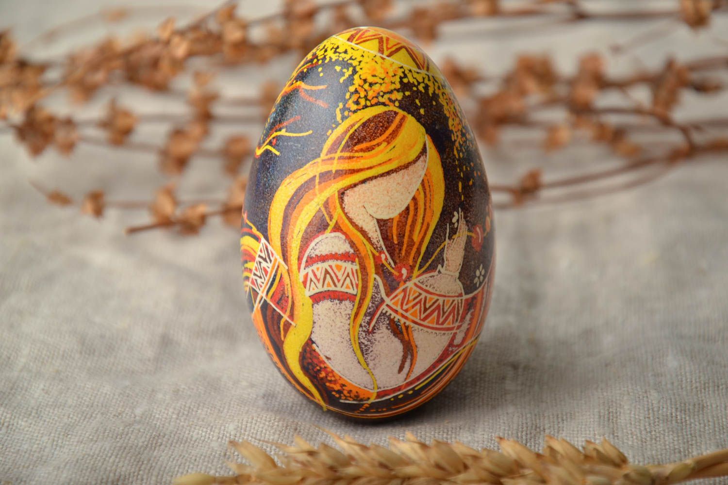 Joli oeuf de Pâques peint décoratif original fait main avec image de fille photo 1