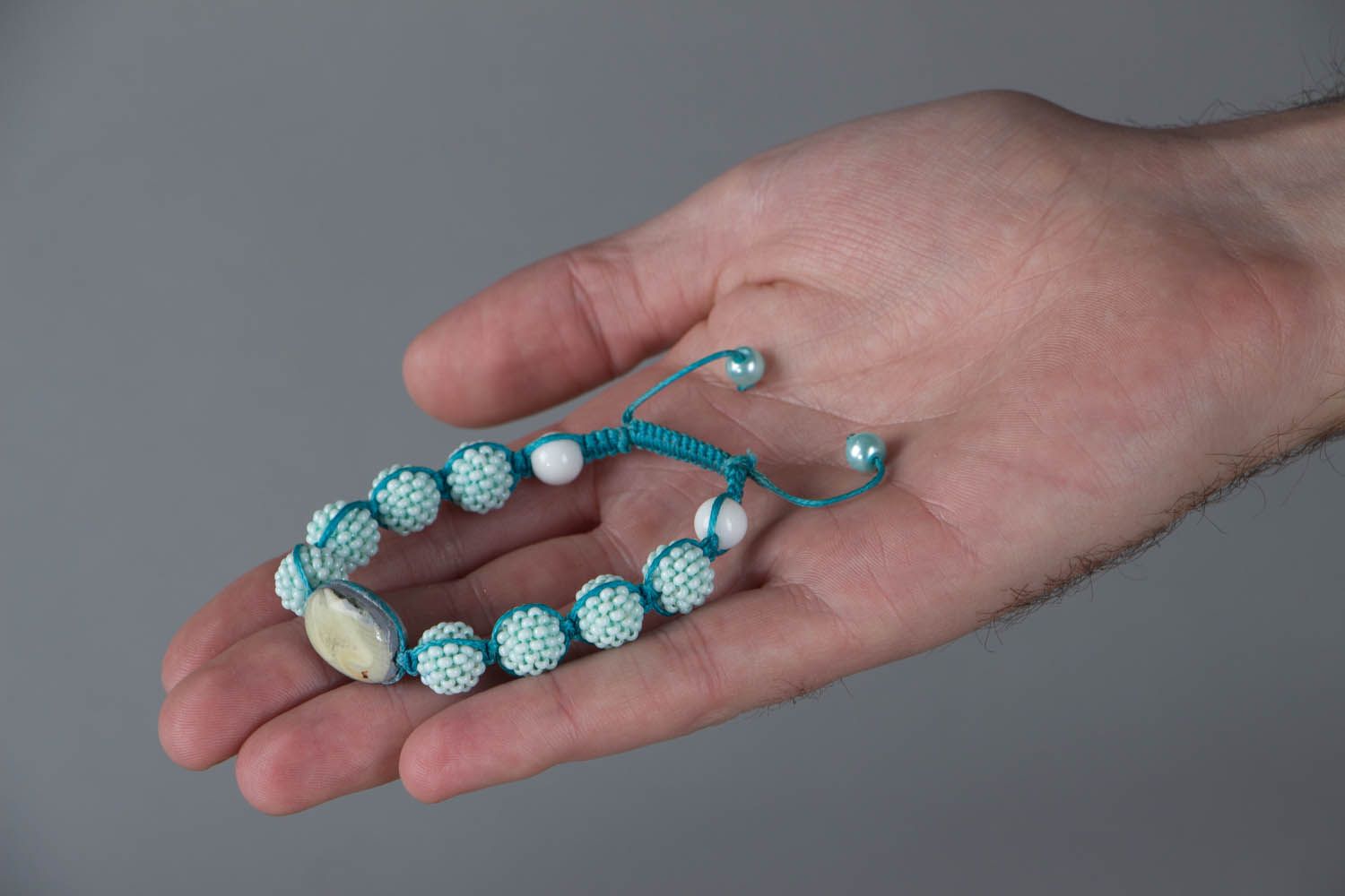 Плетеный браслет из шнура с бусинами в технике декупаж аксессуар ручной работы фото 6