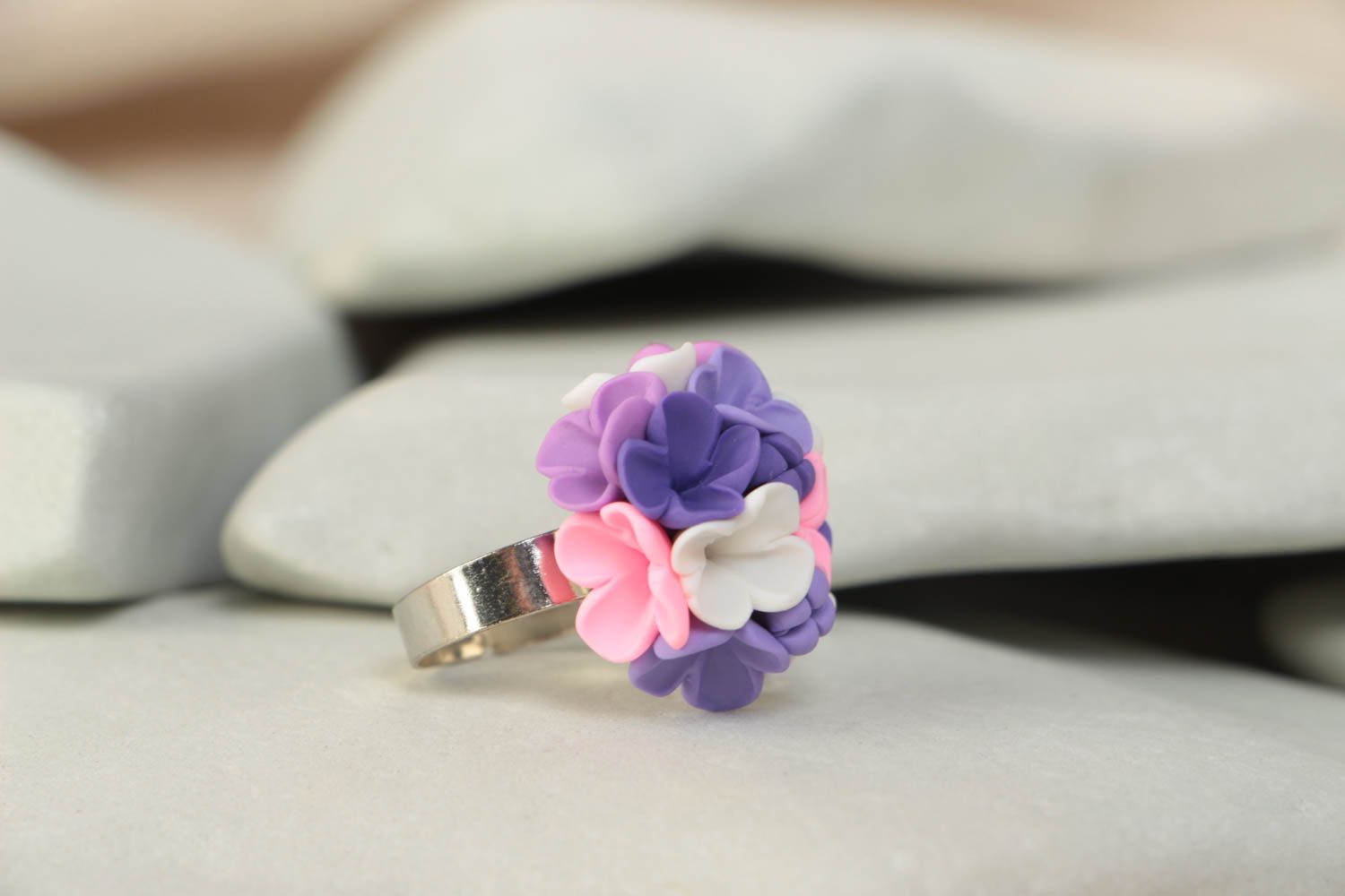 Bague avec fleurs mauves et blanches en pâte polymère faite main taille réglable photo 1