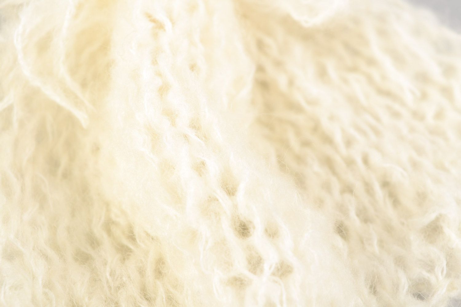 Gorro tejido calado de color leche cálido artesanal para niña de 3 meses foto 5