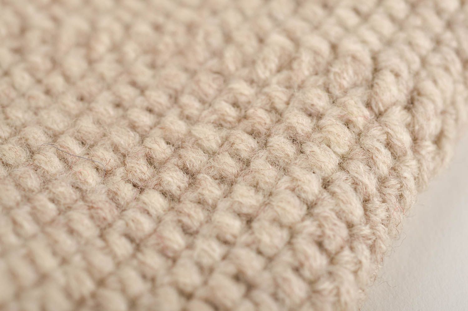 Bonnet tricot fait main Chapeau au crochet beige Vêtement femme design photo 4