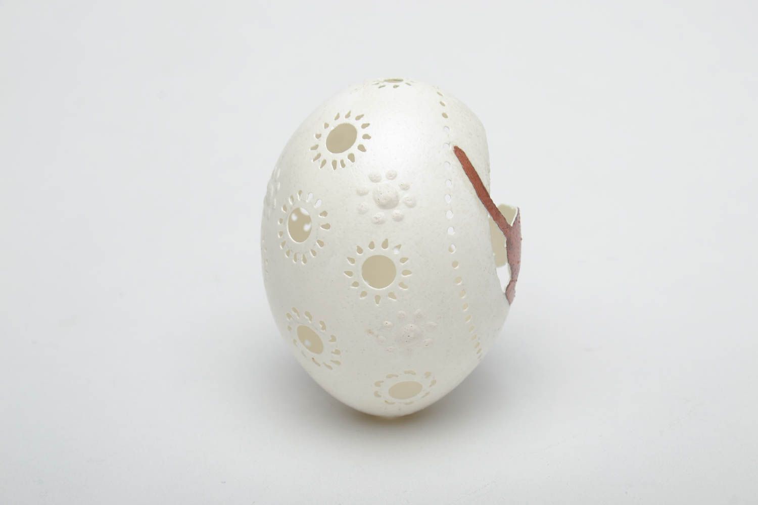 Декоративное яйцо резное куриное белое Кошка и мышка фото 3