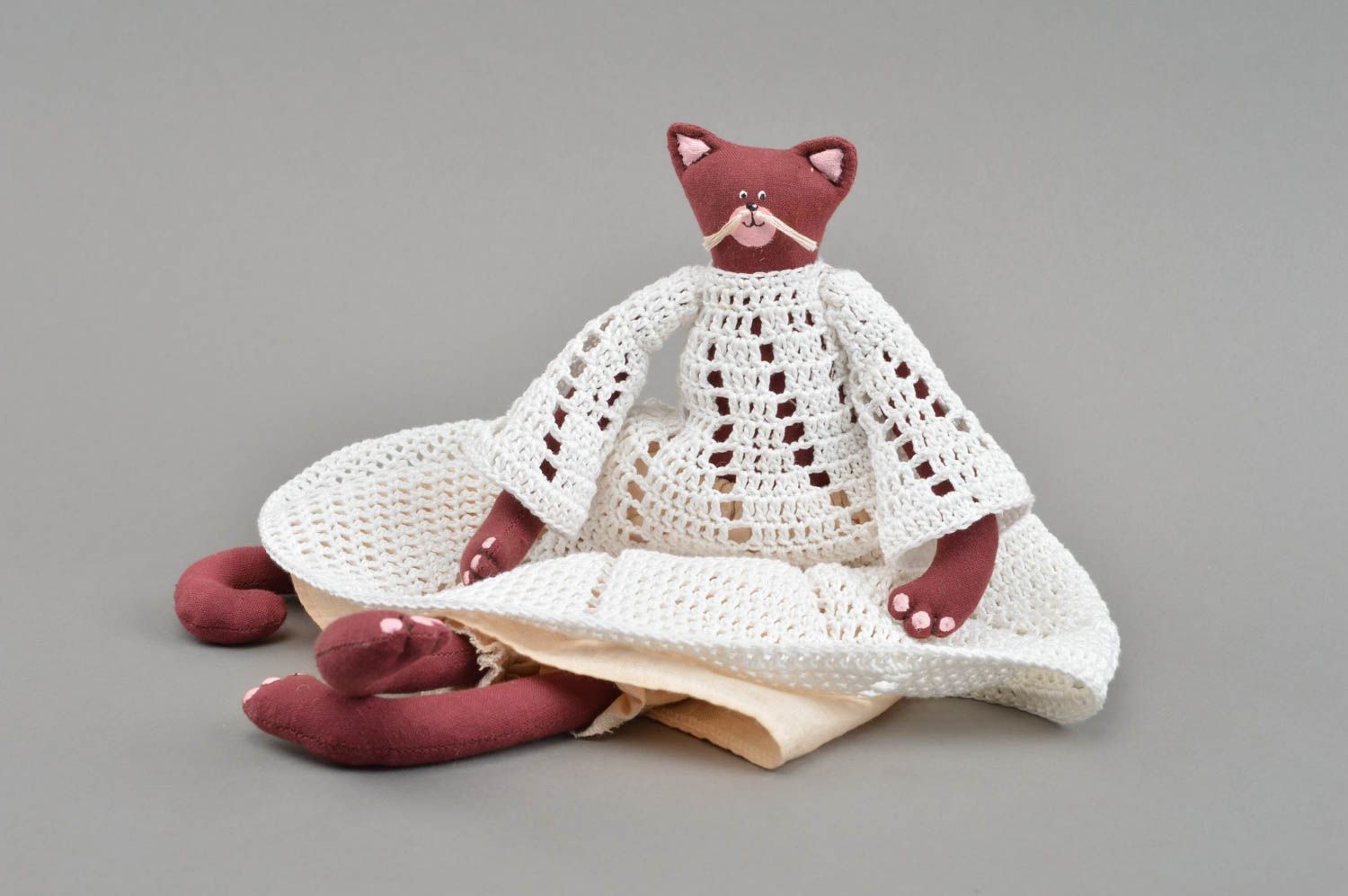 Textil Kuscheltier Katze bordeauxrot im gehäkelten Kleid klein schön handmade foto 3