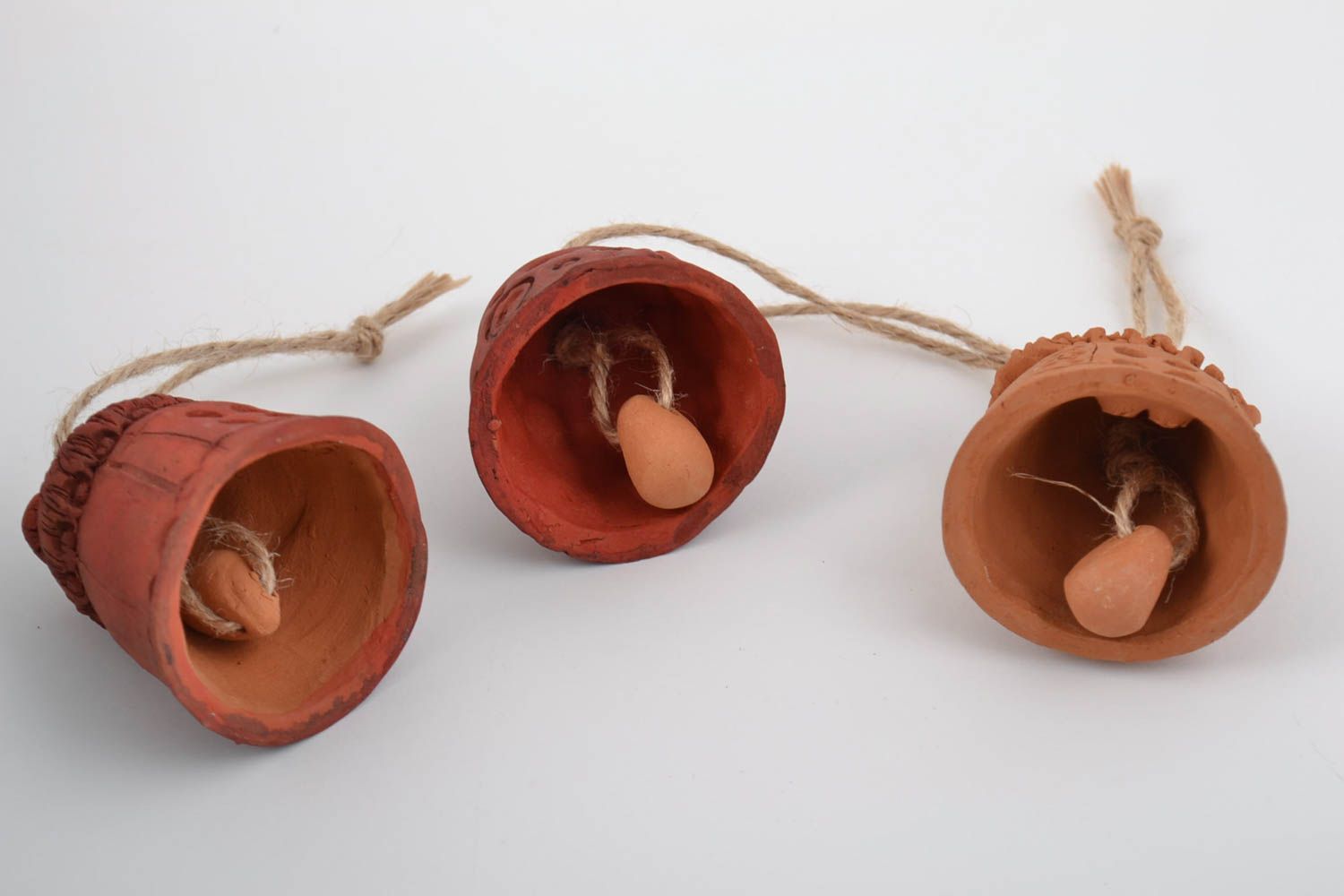 Campanas de cerámica artesanales conjunto de tres artículos marrones foto 2