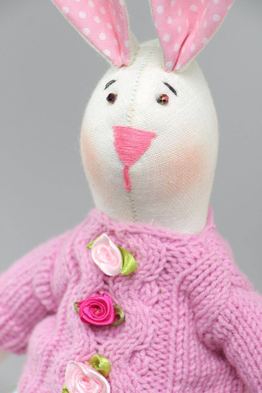 Мягкая игрушка ручной работы зайчик девочка в розовом платье и вязаной кофточке фото 3