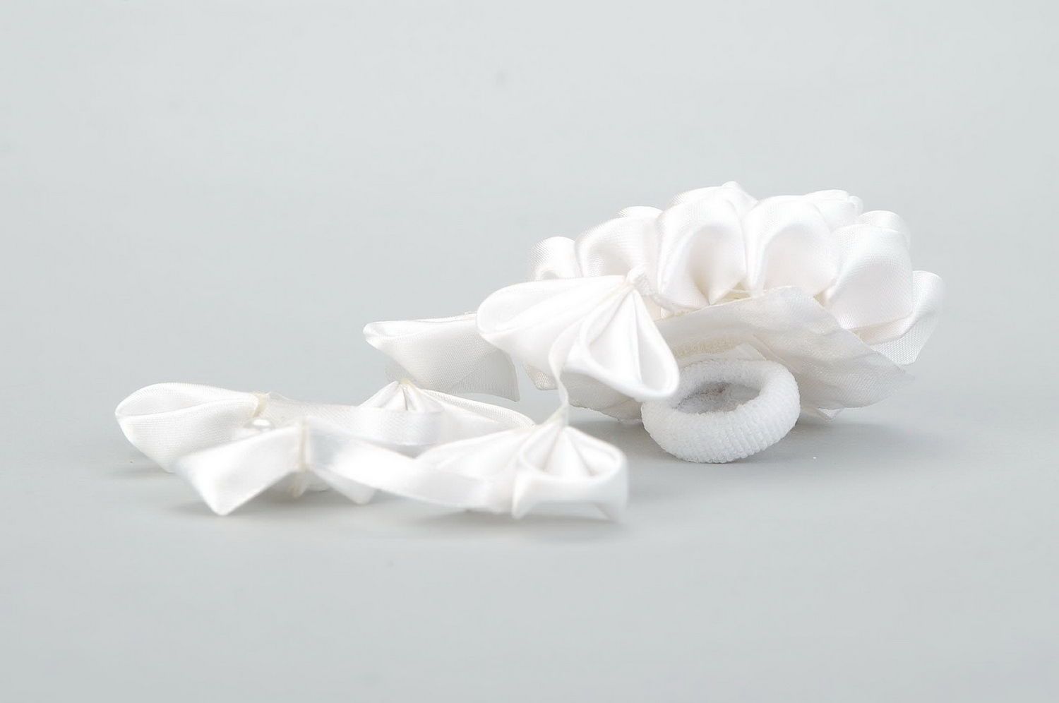 White scrunchy with flower photo 4