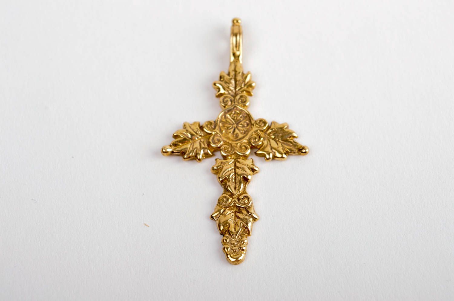 Cruz metálica hecha a mano en color oro regalo original accesorio religioso foto 2
