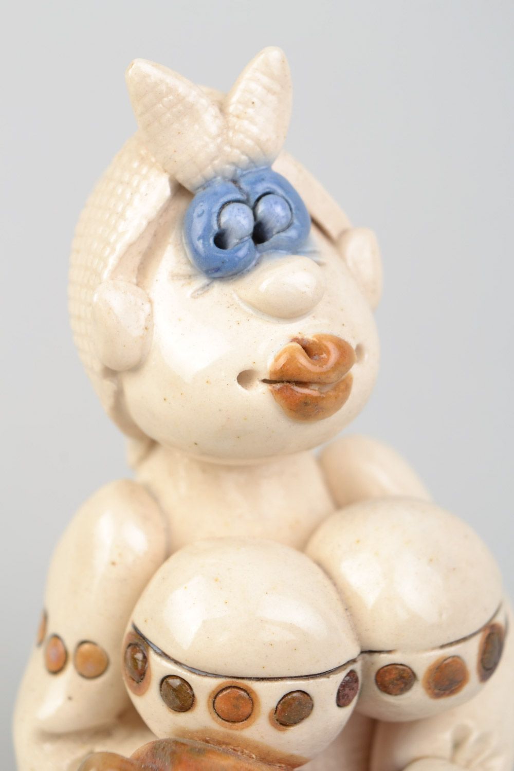 Figura de arcilla artesanal graciosa pequeña con forma de mujer con fruslero  foto 4