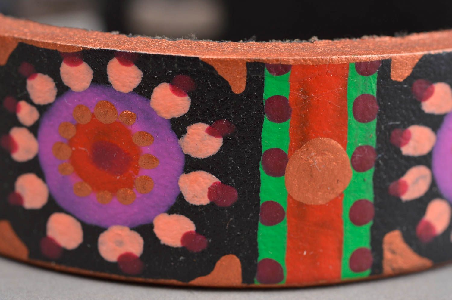 Pulsera de cuero hecha a mano regalo original brazalete artesanal con ornamentos foto 2