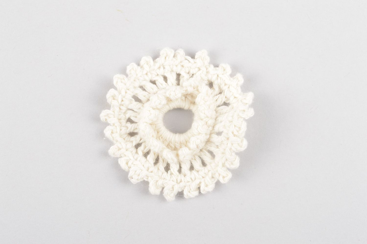 Handmade designer blank crocheted white flower textile brooch fittings photo 3