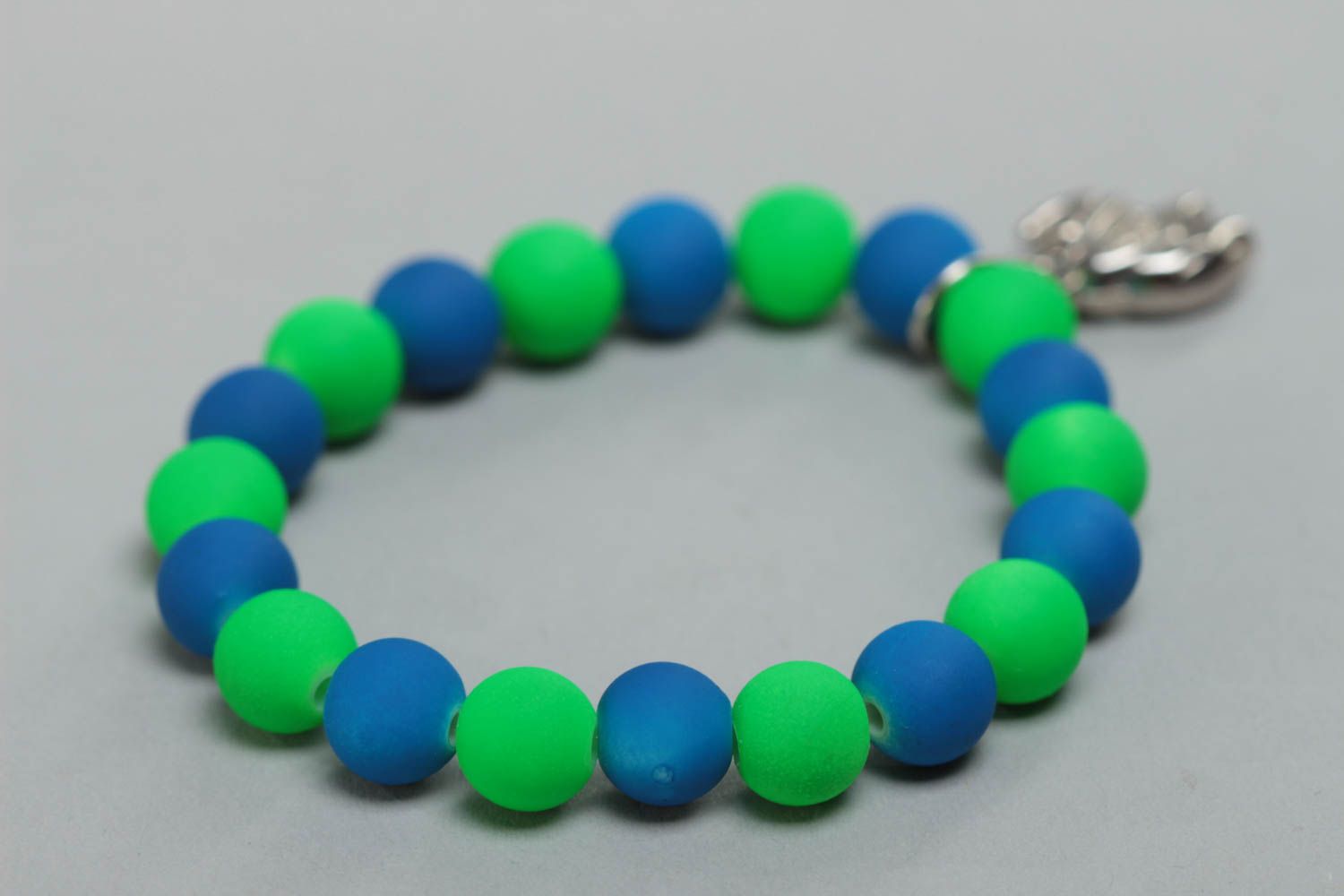 Bracelet en perles plastiques bleues et vertes fait main avec éléphant photo 3