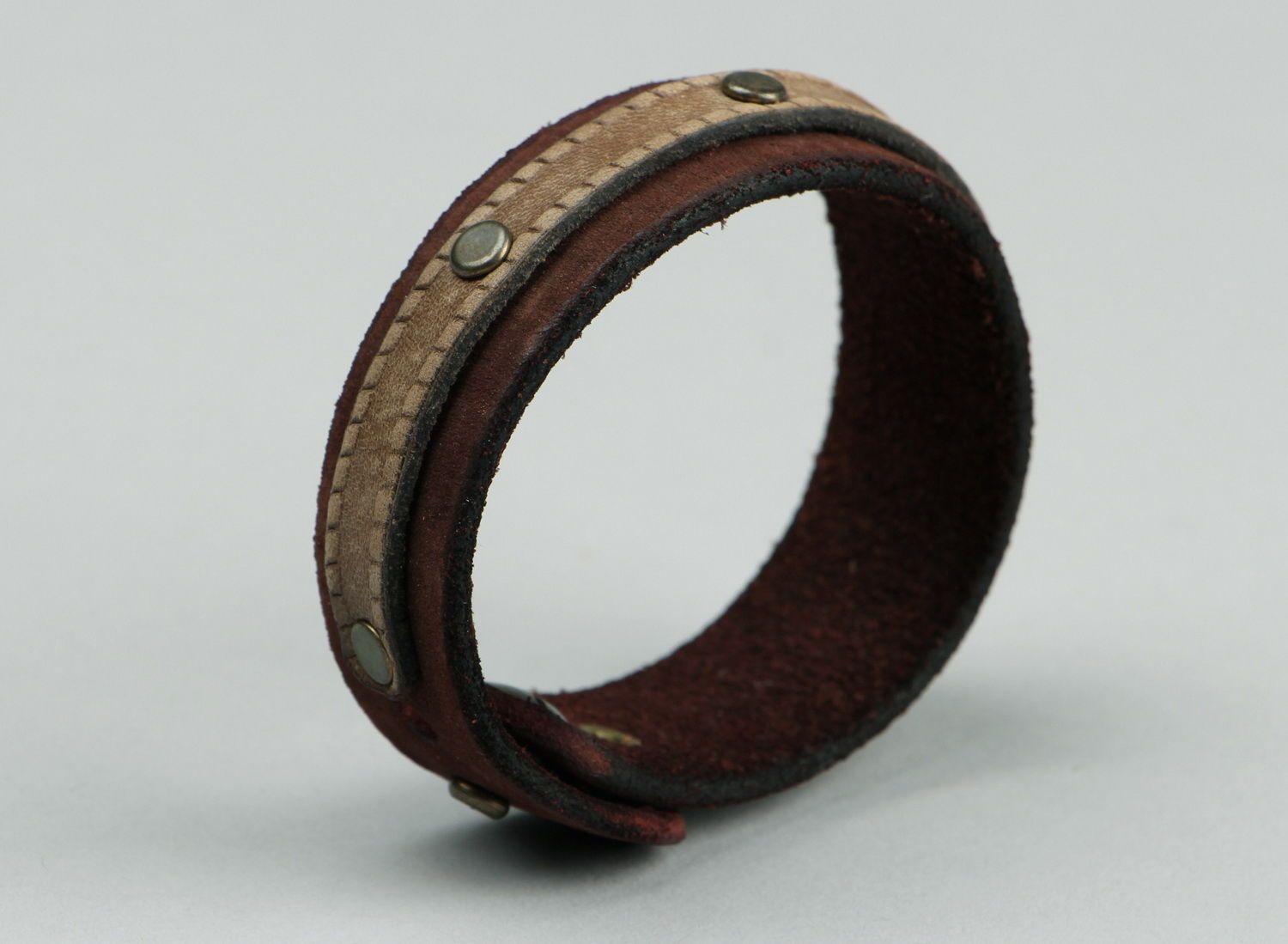Bracelet en cuir aux rivets fait main photo 2