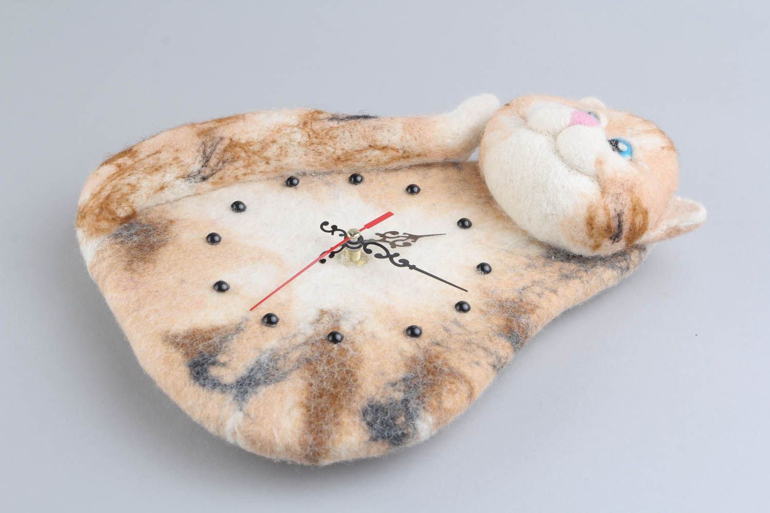 Relógio de parede artesanal na forma de um gato feito de lã natural Gato foto 5