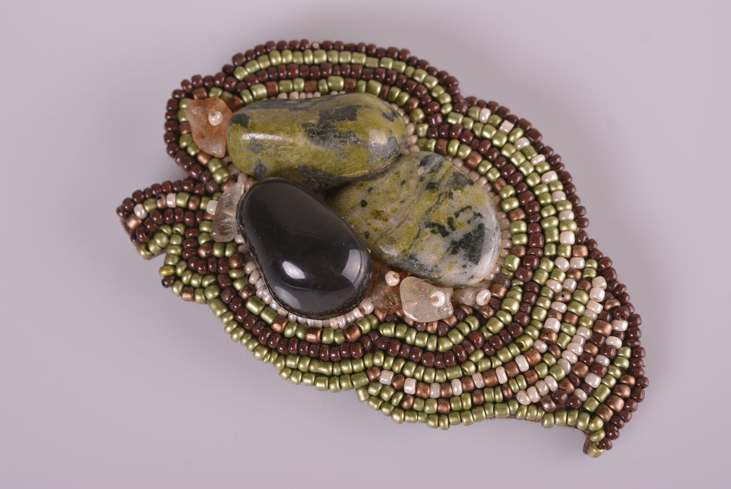 Broche en cuir Bijou fait main perles de rocaille Accessoire femme design photo 1
