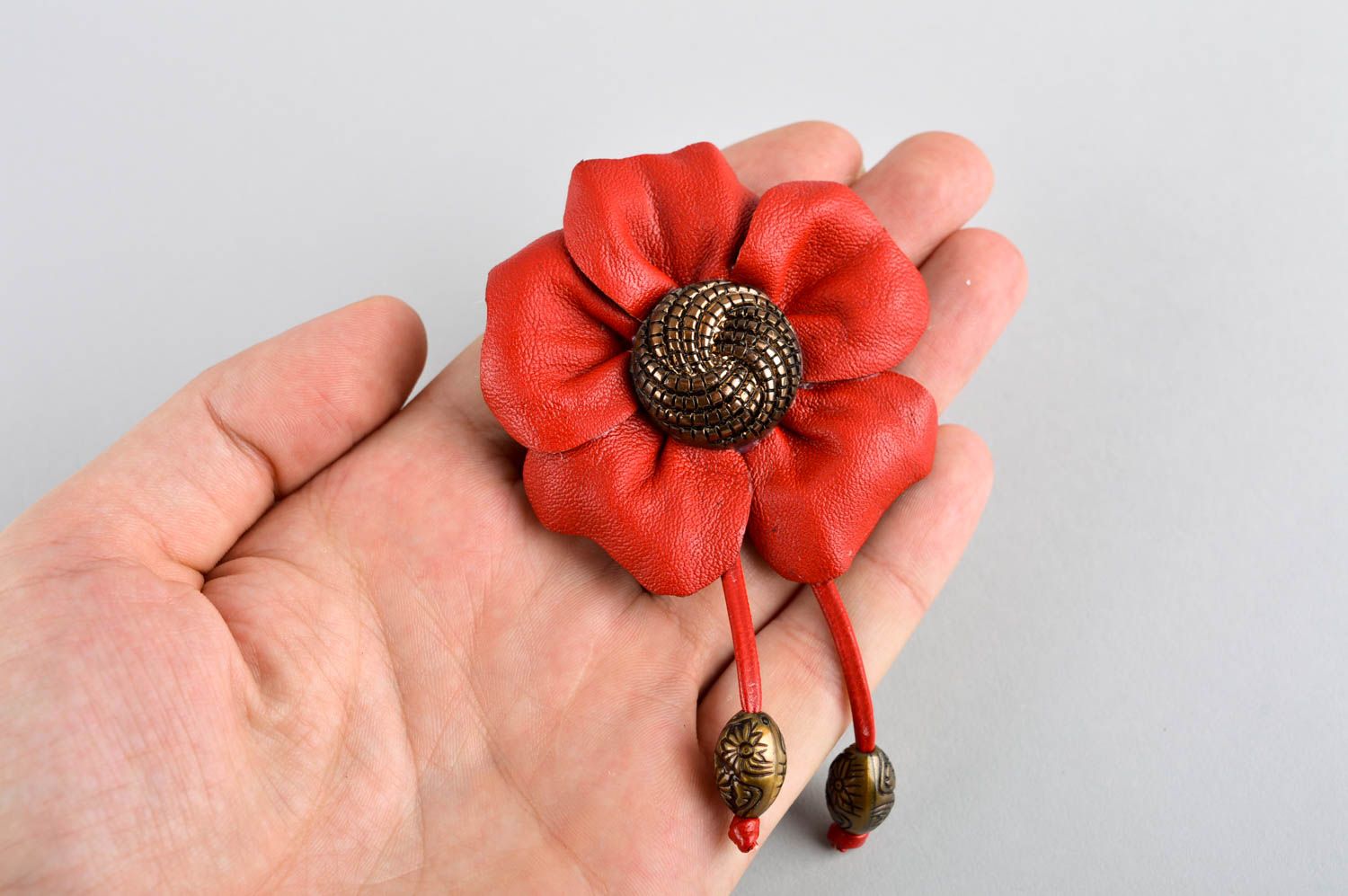 Broche en cuir naturel Accessoire fait main fleur rouge Cadeau pour femme photo 5