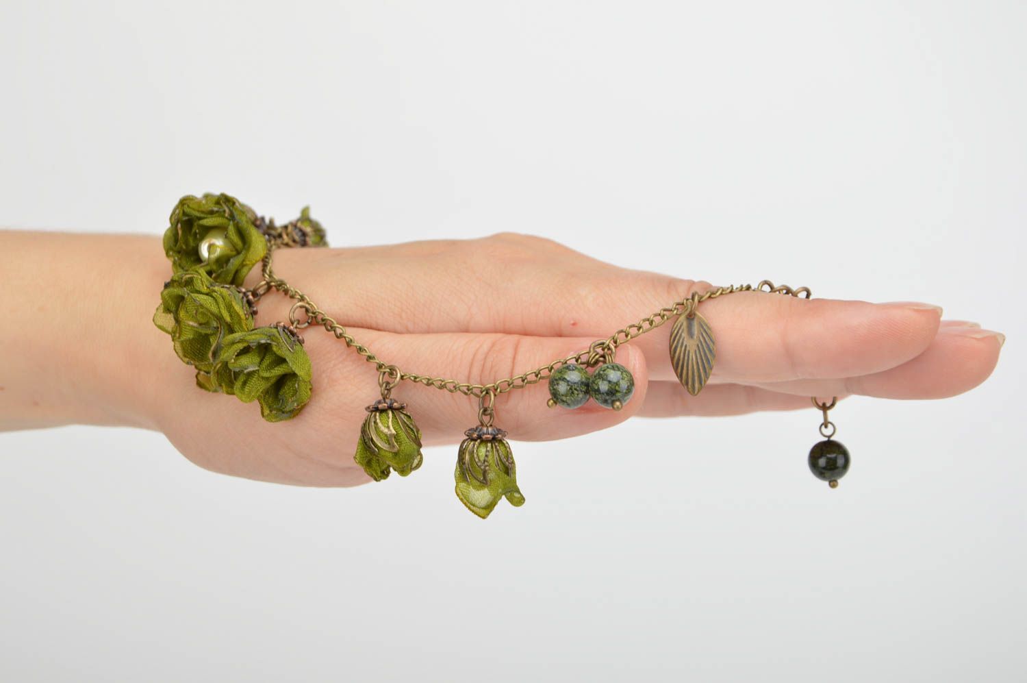 Браслет на руку из металла и шифона ручной работы красивый Зеленые цветы фото 2