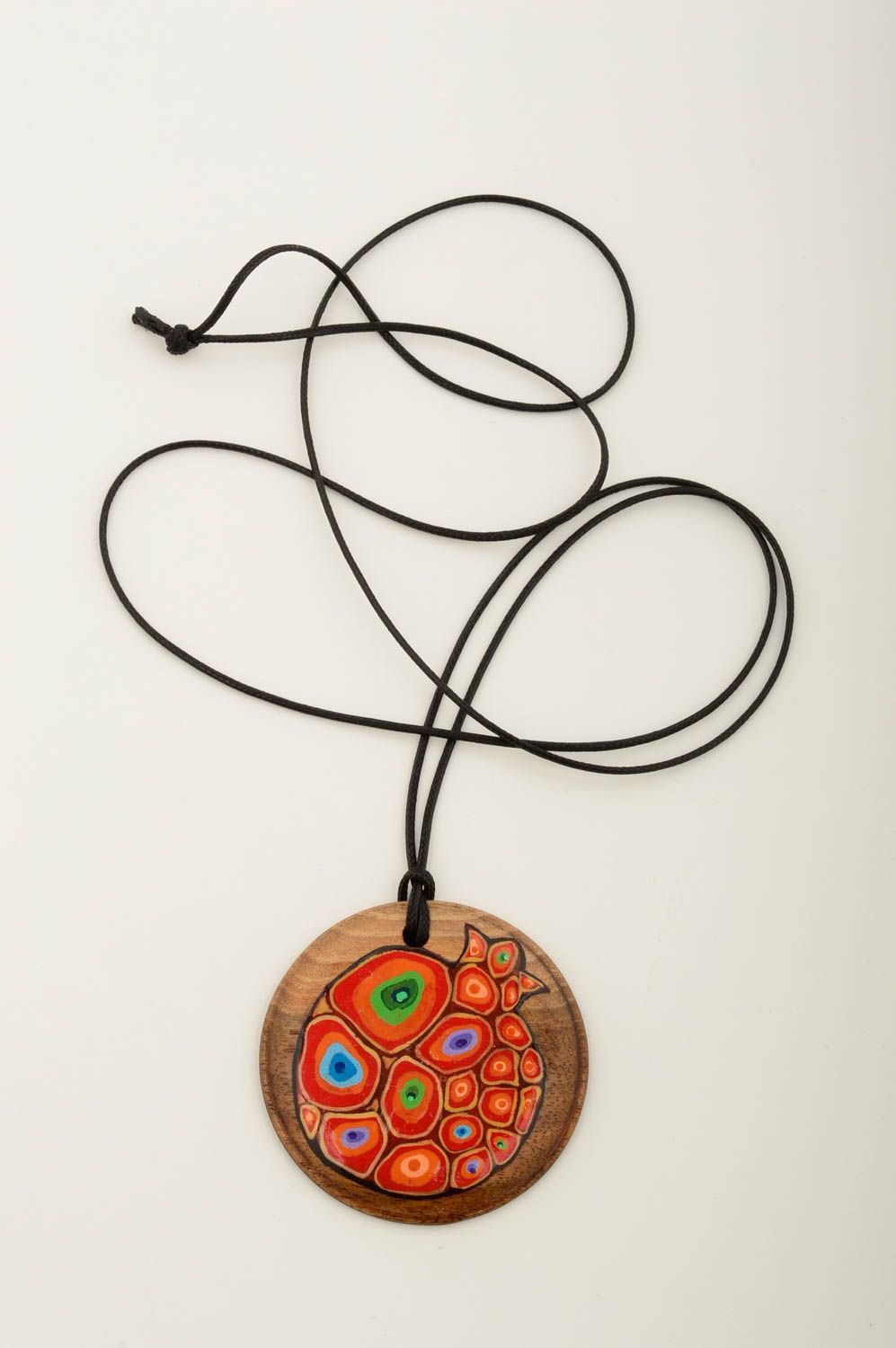 Аксессуар из дерева кулон ручной работы с росписью на шнурке украшение на шею фото 3