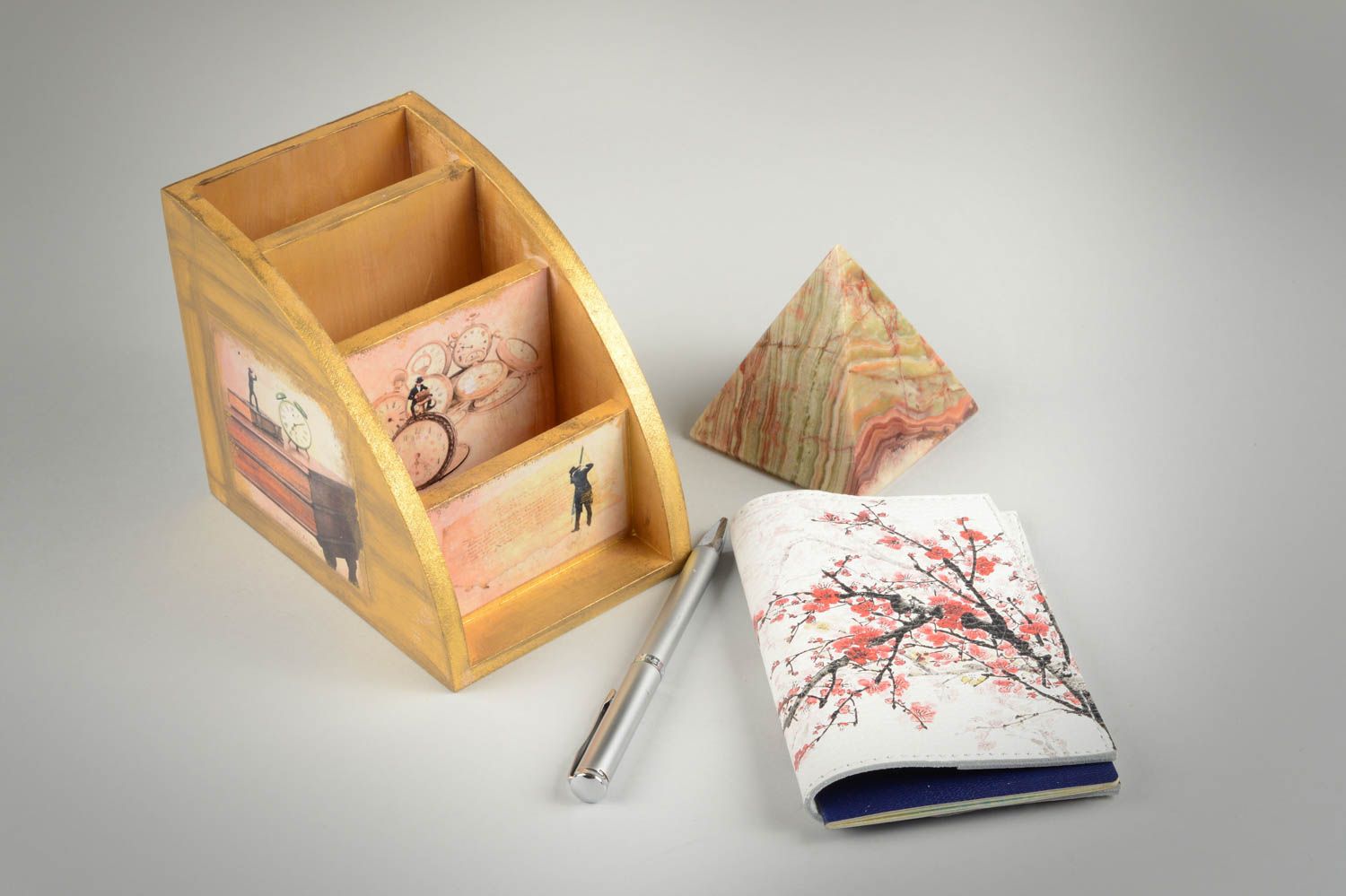 Funda de cuero aresanal regalo original estuche para pasaporte Sakura roja foto 1