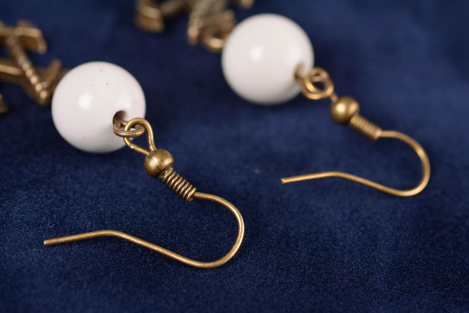 Handmade Anker Ohrringe aus Metall mit Perlen künstlerisch elegant klein  foto 5