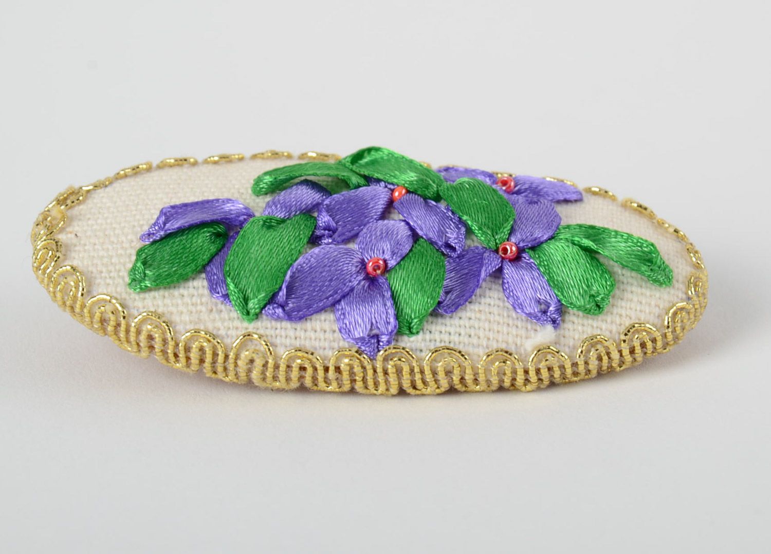 Handmade ovale Brosche mit Stickerei oval mit Atlasbändern Lila Blumen foto 3