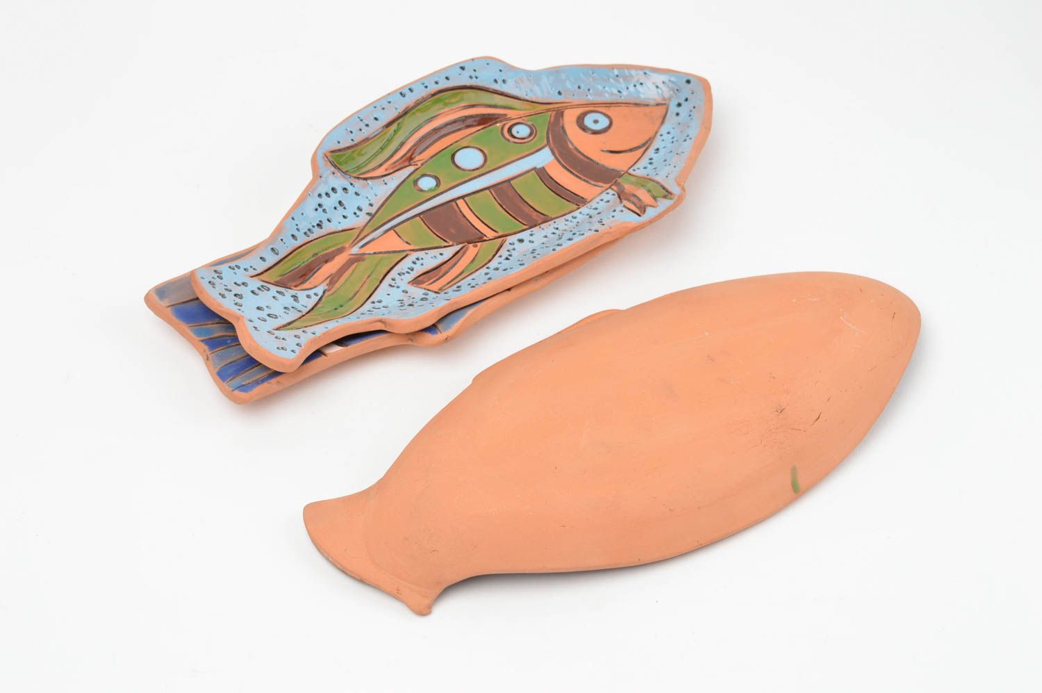 Набор декоративных керамических тарелок ручной работы в форме рыб 3 штуки фото 4