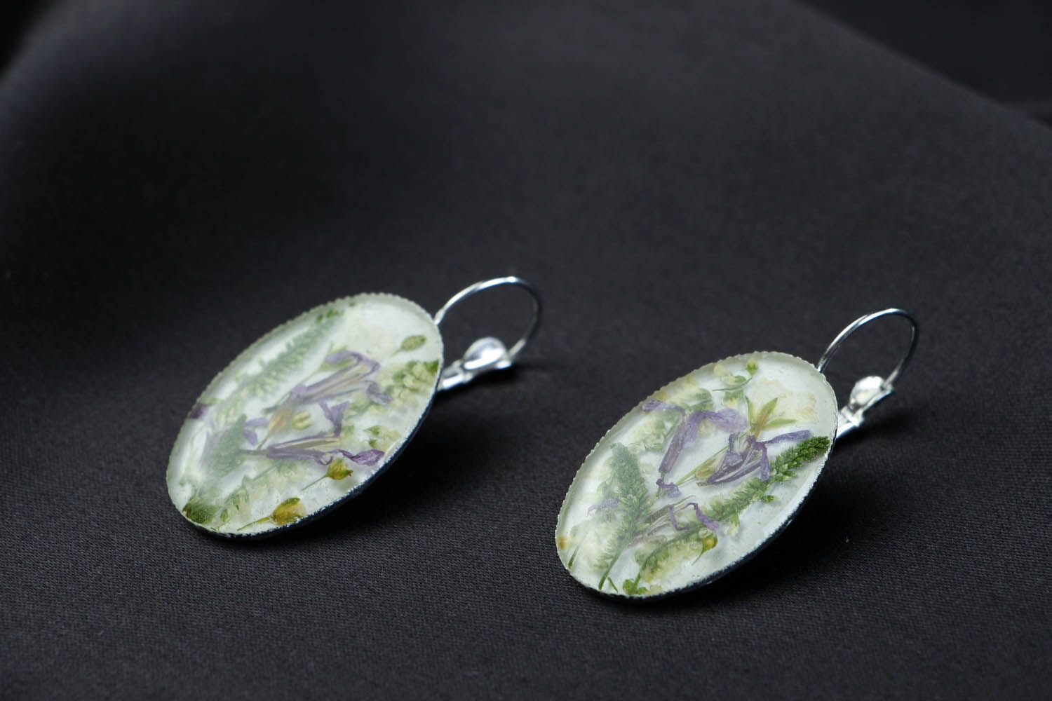 Boucles d'oreilles pendantes ovales avec fleurs sauvages photo 2