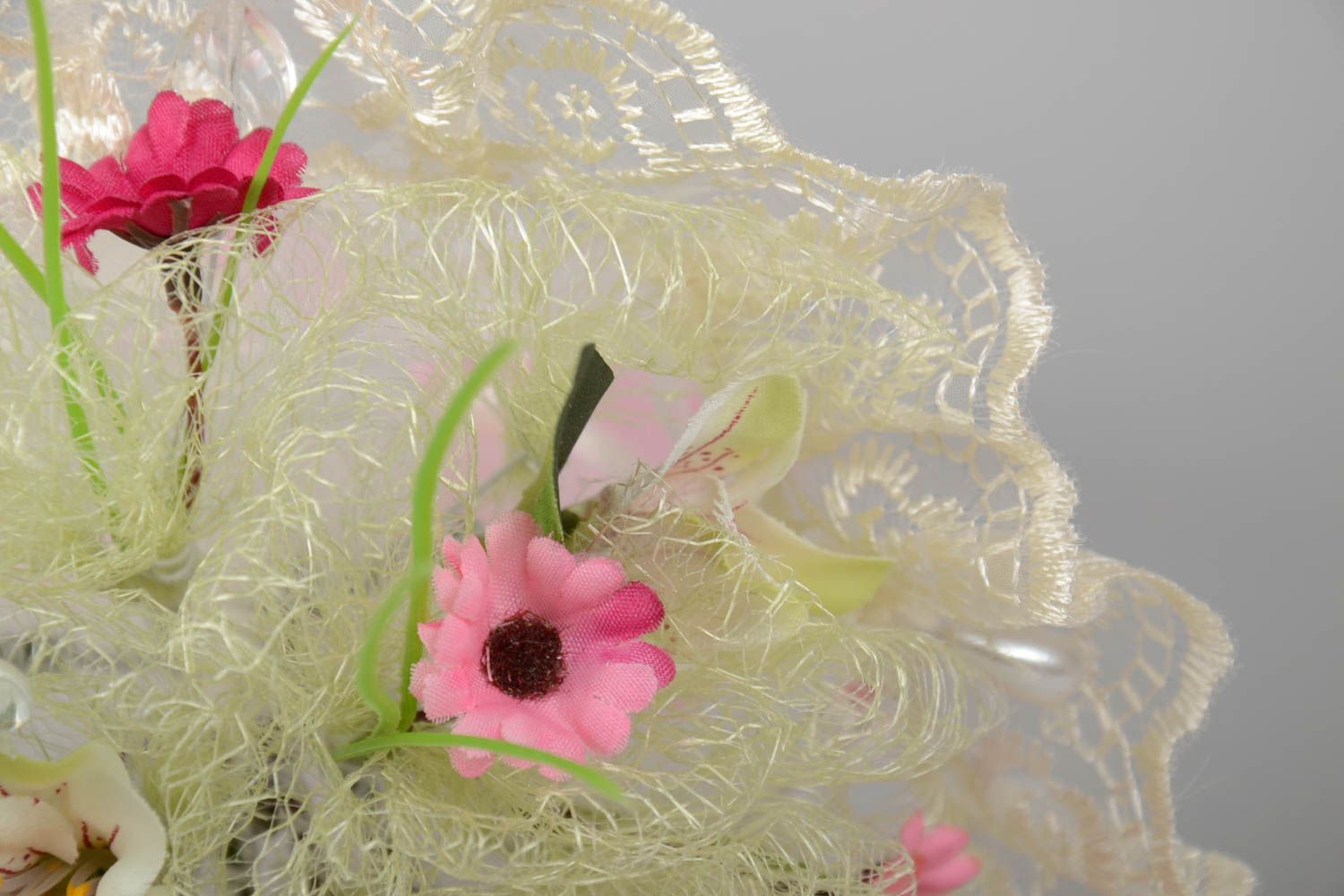 Красивый свадебный букет из искусственных цветов лилий ручной работы нежный фото 3