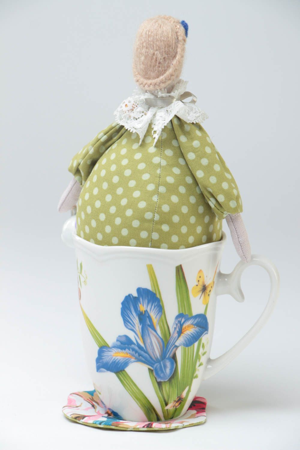 Bambola bella in stoffa fatta a mano pupazzo tessile originale in tazza
 foto 4