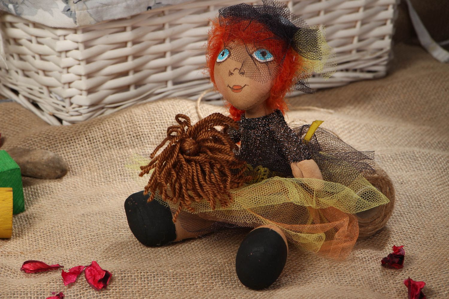 Bambola in stoffa fatta a mano streghetta bella giocattolo di design originale
 foto 5