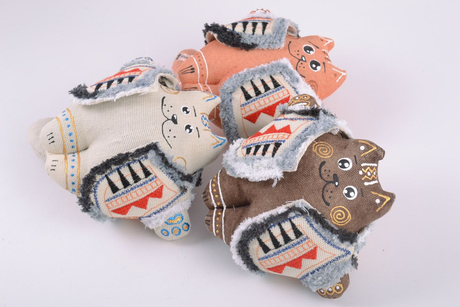 Petites peluches décoratives en tissu peintes faites main 3 chats en gilets photo 2