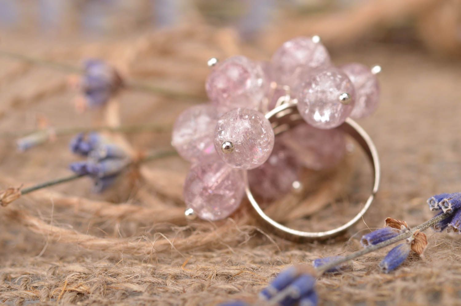 Кольцо из круглых бусин розовое нежное красивое необычное женское ручной работы фото 1