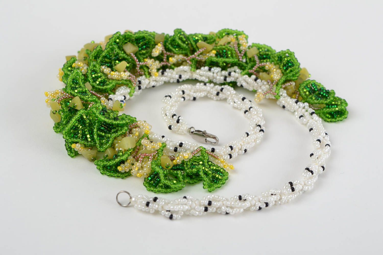 Grünes Collier aus Glasperlen und echten Steinen geflochten schön handmade Birke foto 5