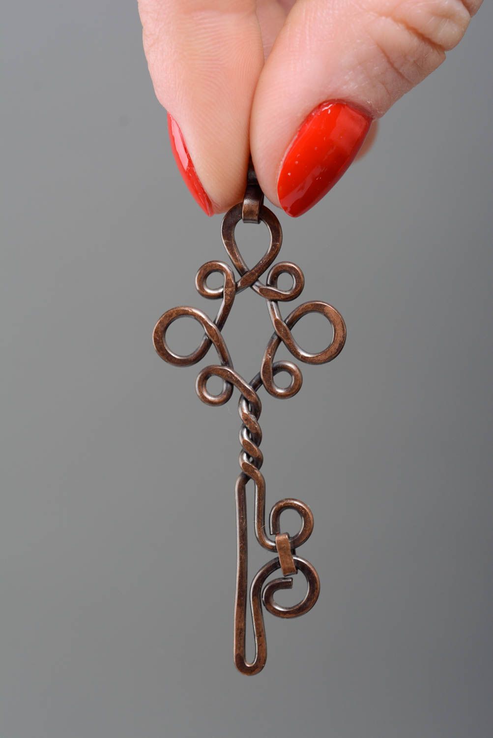 Colgante de cobre artesanal con forma de llave artesanal alambrismo para cadenita foto 3