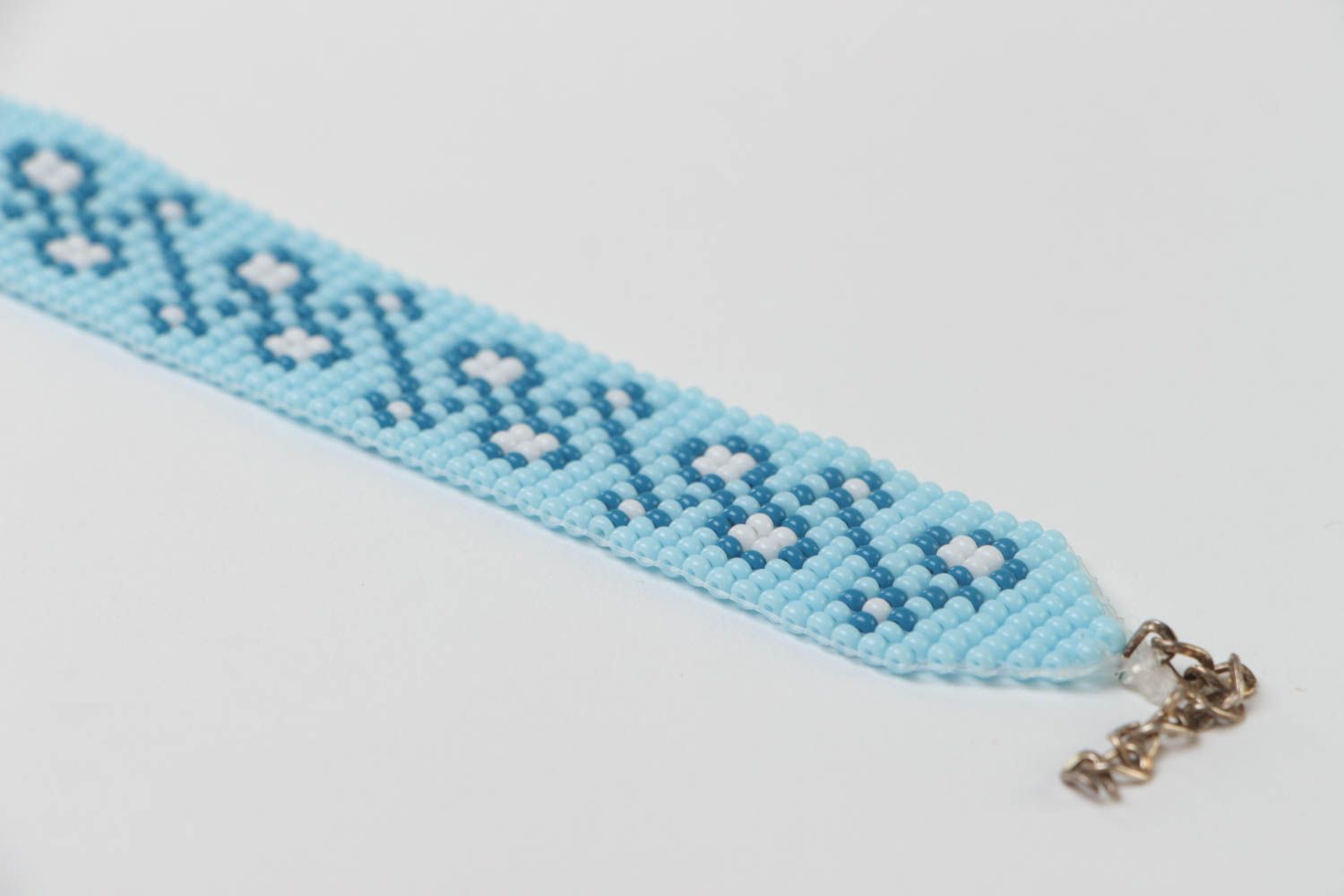 Голубой браслет из бисера широкий красивый на цепочке ручной работы в этно-стиле фото 3