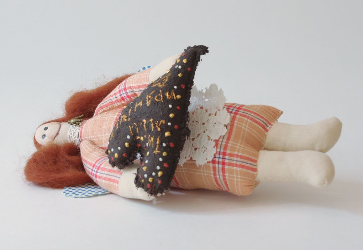 Bambola morbida in cotone fatta a mano pupazzo tessile con cuore bello
 foto 3
