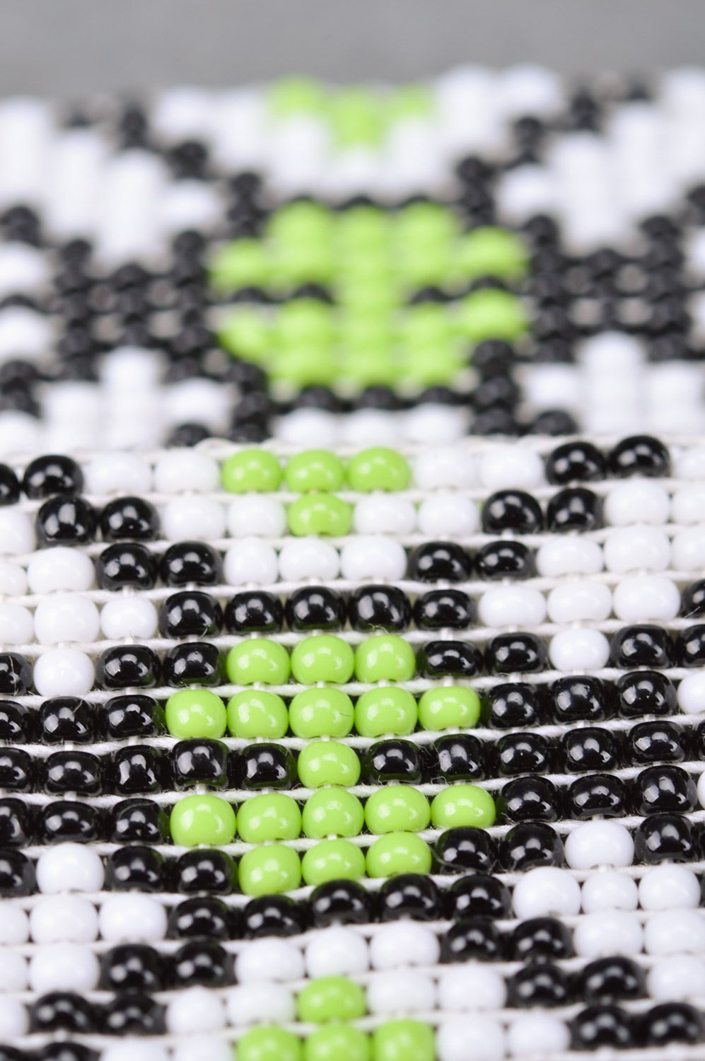 Large bracelet de perles de rocaille blanc avec ornement vert fait main photo 4