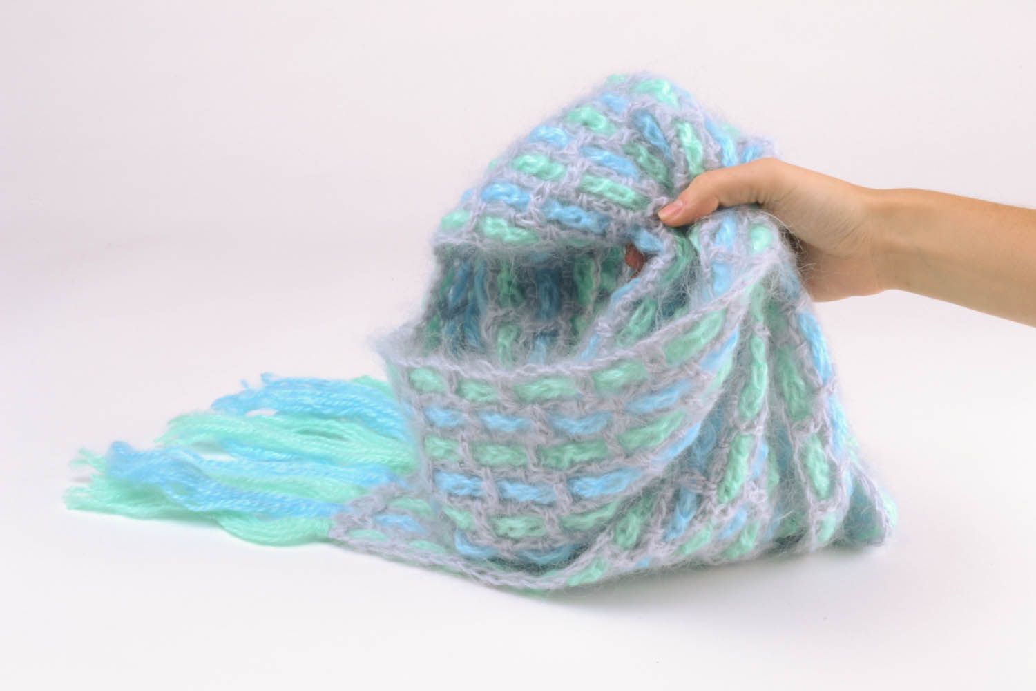 Écharpe tricotée main avec des aiguilles en mohair  photo 5