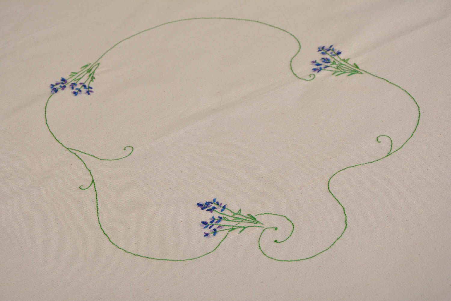 Полульняная скатерть на прямоугольный стол с вышивкой ручной работы красивая фото 3