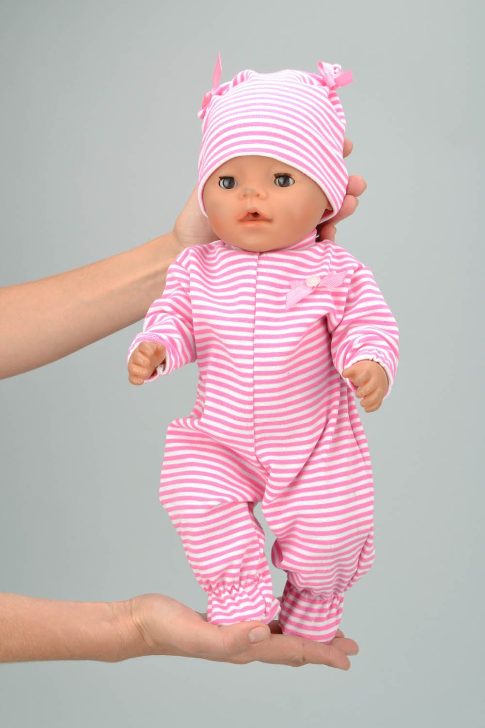 Accessoires poupée: une combinaison et un bonnet faits main photo 2