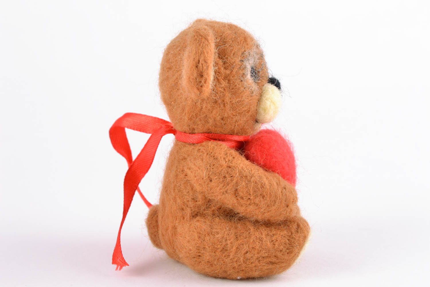 Petite peluche en feutre brune faite main cadeau original Ourson avec coeur  photo 4