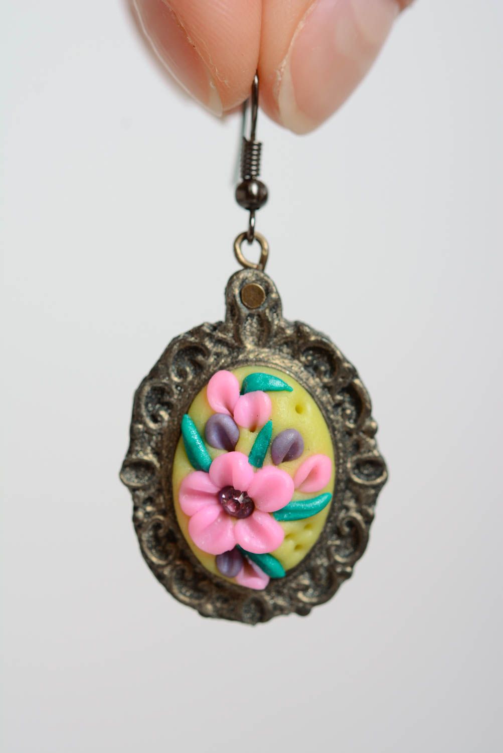 Originelle ovale handmade Ohrringe aus Polymerton mit Blumen  foto 4