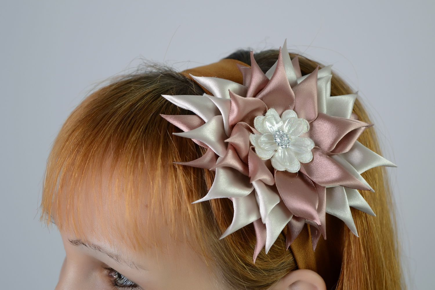 Kopfband mit einer Blume aus Seide foto 5