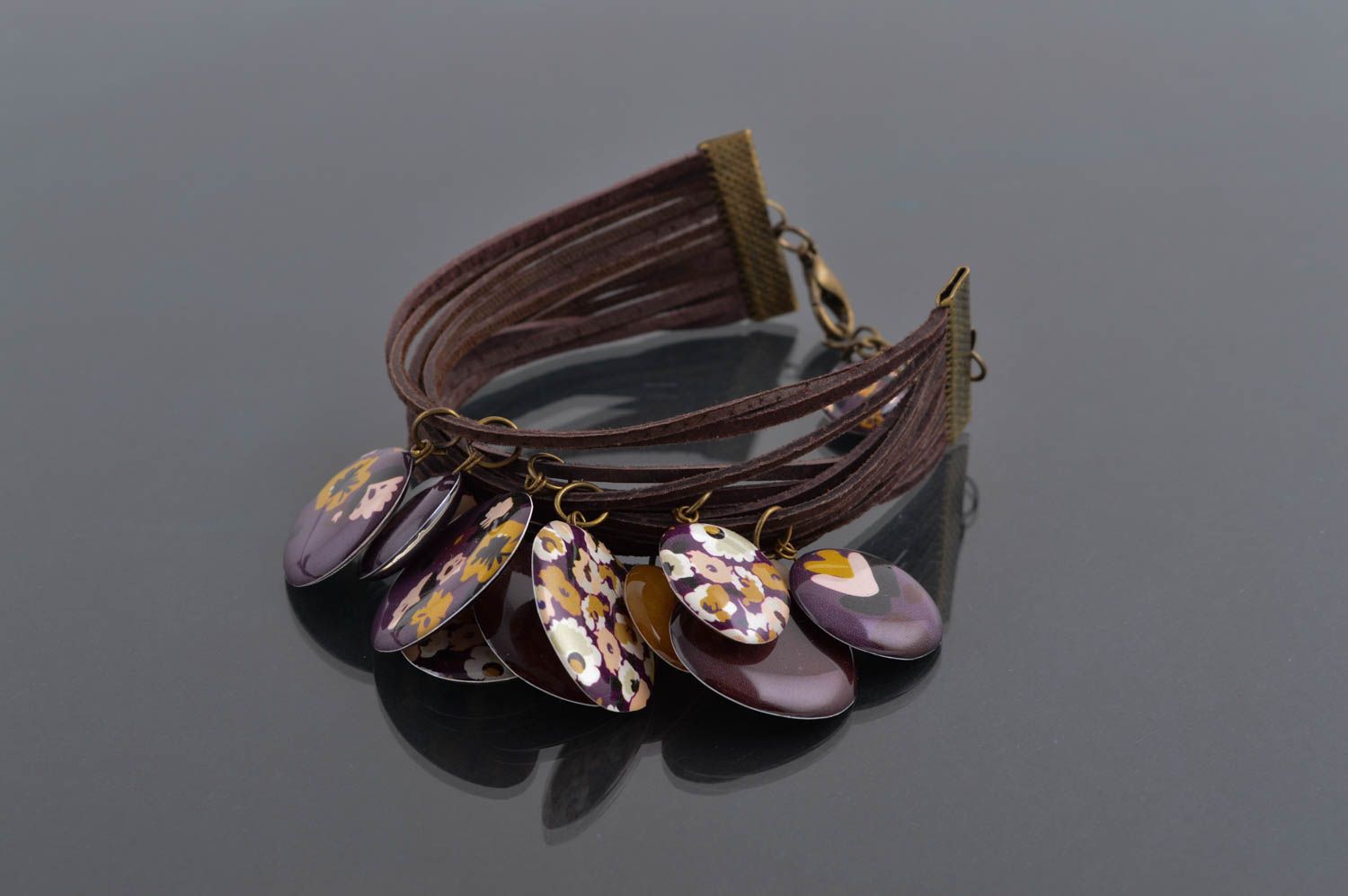 Bracelet en cuir fait main Bijou fantaisie sombre Accessoire pour femme design photo 1